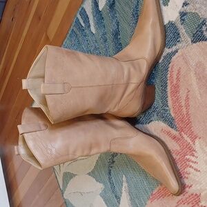 Wesley Sz 10M, Beige Leather, Western Flair, Heeled Boots. New Condition.